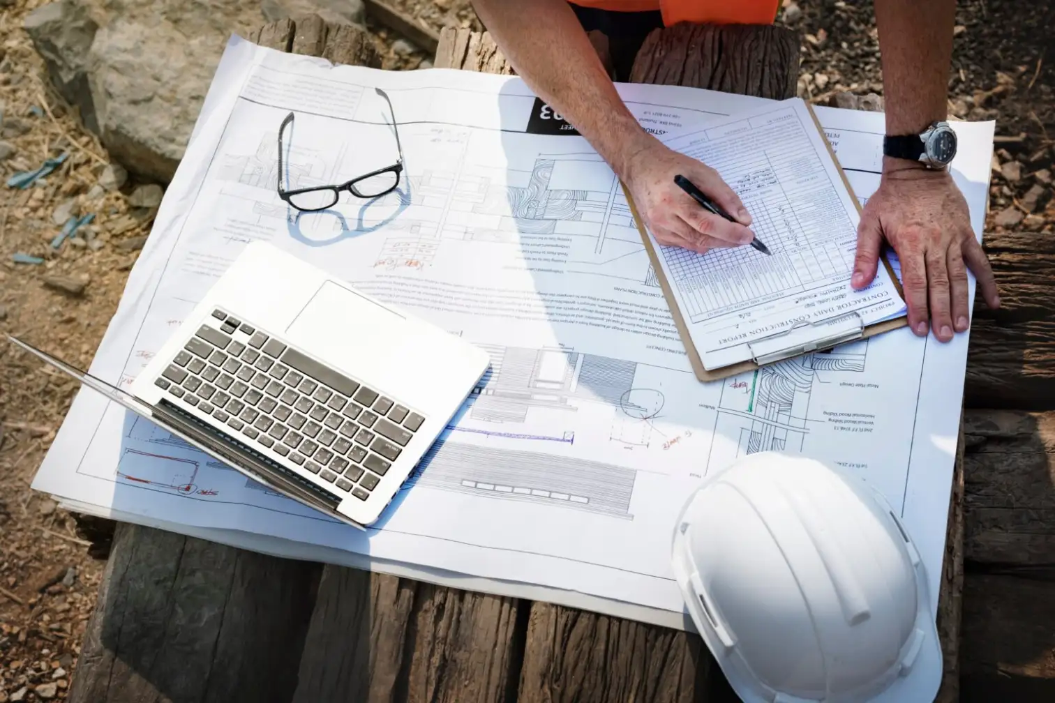 Ingénieur relevant des données sur un chantier